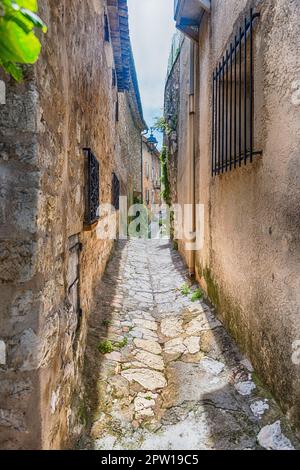 Passeggiate nelle pittoresche strade di Saint-Paul-de-Vence, Costa Azzurra, Francia. È una delle più antiche città medievali della Costa Azzurra Foto Stock