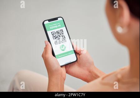 Passaporto vaccino Covid, certificato digitale e pass di viaggio immunità visualizzati con codice qr sullo schermo del telefono per l'autorizzazione alla salute. Donna, turistica e t Foto Stock