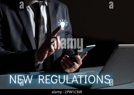 Segno che visualizza nuove normative, Internet Concept Regulation che controlla l'attività normalmente utilizzata dalle regole. Foto Stock