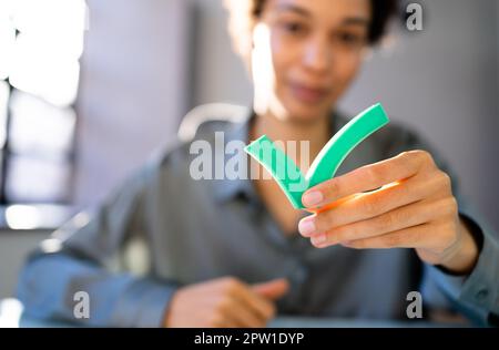 Risposta corretta legittima - segno di spunta verde appropriato Foto Stock