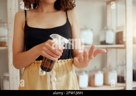 Igiene, spray sanitizzante femminile sulle mani e contribuire a prevenire la diffusione della malattia mediante la pulizia. Donna caucasica sanitizzante, salute e disinfezione Foto Stock