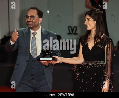 VENEZIA, ITALIA - 10 SETTEMBRE: Mina Kavani e Reza Heydari posano con il Premio Speciale della Giuria al 79th° Festival del Cinema di Venezia, il 10 settembre 2022 Foto Stock