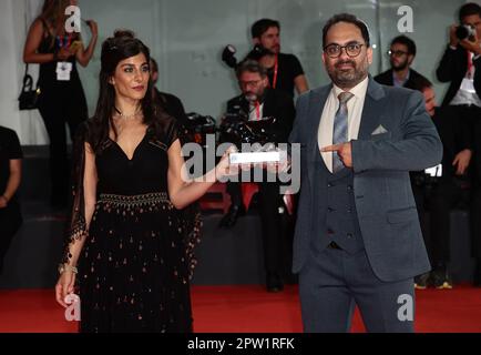 VENEZIA, ITALIA - 10 SETTEMBRE: Mina Kavani e Reza Heydari posano con il Premio Speciale della Giuria al 79th° Festival del Cinema di Venezia, il 10 settembre 2022 Foto Stock