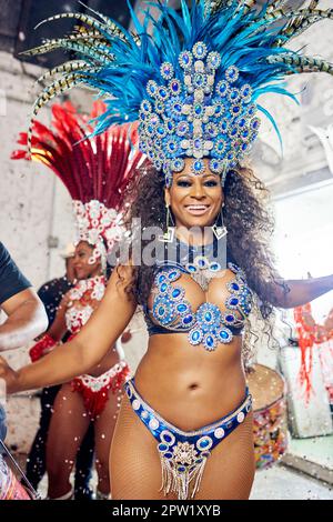 Festival del Brasile, festa da ballo e ritratto per la celebrazione del carnevale musicale, spettacolo di ballerina samba o felice donna nera a rio de janeiro. Festeggia n Foto Stock