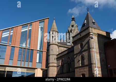 Una giustapposizione di stili architettonici nel centro di Chester nel Regno Unito Foto Stock