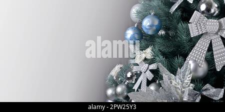 Dettagli di un albero di Natale. Dettaglio colpo di albero di Natale rami appeso con nastri e giocattoli di Natale. Il concetto della tradizionale celebrazione o Foto Stock