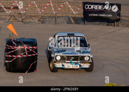 Oliver Davies corre una Ford Escort Mk2 in gara nel Corbeau Seats rally sul lungomare di Clacton on Sea, Essex, UK. Secondo conducente Jack Bowen Foto Stock