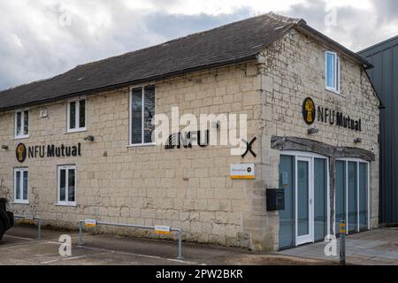 NFU Mutual Office in vecchio edificio stalle vicino Selborne, Inghilterra, Regno Unito, business che fornisce servizi assicurativi e finanziari Foto Stock