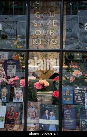 Londra, Regno Unito. 28th Apr 2023. "Dio salva il nostro Re" - dice un banner in una vetrina di negozi prima dell'incoronazione di Re Carlo III, che avrà luogo il 6th maggio 2023. Credit: Kiki Streitberger /Alamy Live News Foto Stock
