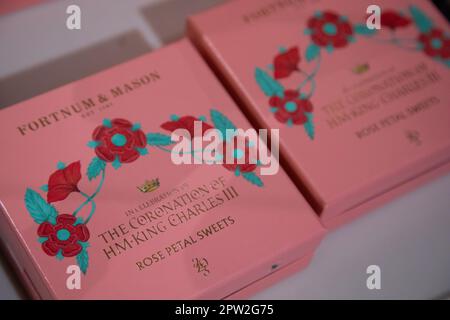 Londra, Regno Unito. 28th Apr 2023. Mentre il merchandising dell'incoronazione sta spuntando in tutta Londra, il grande magazzino Fortnum & Mason sta vendendo speciali dolci di petali di rosa edizionati per segnare l'occasione. L'incoronazione di Re Carlo III avrà luogo il 6th maggio 2023. Credit: Kiki Streitberger /Alamy Live News Foto Stock