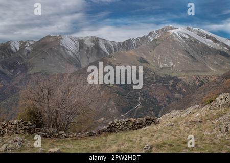 Montagne innevate sotto il cielo nuvoloso paesaggio in Valle Boi nei Pirenei in Catalogna Foto Stock