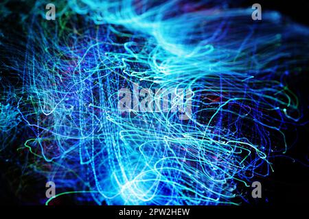 Lunga esposizione dei cavi a fibre ottiche in LED blu al neon. Ottiche con effetti di movimento a spirale per un utilizzo veloce di dati, rete e Internet. Digita Foto Stock