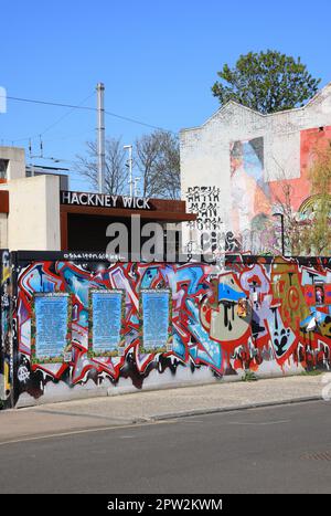 Alla moda Hackney Wick con la sua Street art, sotto il sole di primavera, a est di Londra, Regno Unito Foto Stock