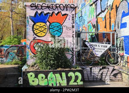 Alla moda Hackney Wick con la sua Street art, sotto il sole di primavera, a est di Londra, Regno Unito Foto Stock