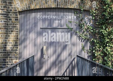 La storica Coppermill Tower sulle Walthamstow Wetlands, London Wildlife Trust, Regno Unito Foto Stock