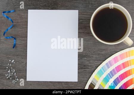 Vista dall'alto delle schede bianche e della gamma di colori vuote con tazza da caffè su asse di legno Foto Stock