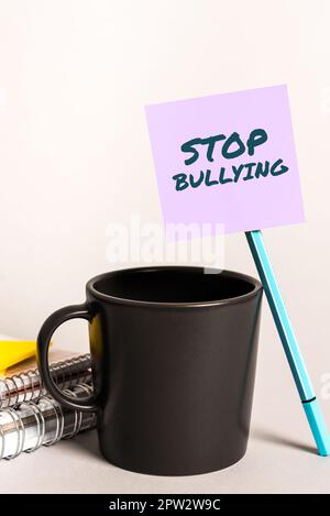 Testo scritto a mano Smettere bullismo, Business vetrina lotta ed eliminare questo comportamento inaccettabile aggressivo Foto Stock