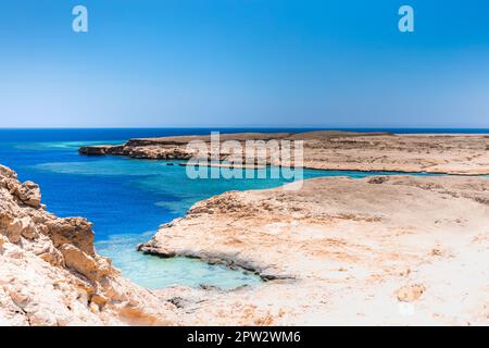 Costa sabbiosa e rocciosa con acqua di colore blu. Spiaggia desolata sulla costa del Mar Rosso. RAS Muhammad in Egitto all'estremità meridionale del Foto Stock