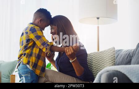 Condividiamo un legame speciale tra noi. un adorabile ragazzino che si lega e passa del tempo con la madre a casa. Foto Stock