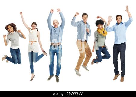 Celebrare il momento. Gruppo di giovani adulti vestiti casualmente che saltano eccitatamente su uno sfondo bianco Foto Stock