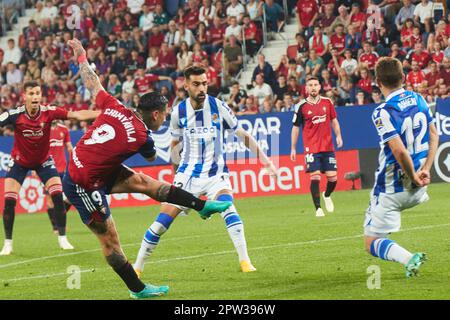 Pamplona, Spagna. 28th aprile 2023. Sport. Football/Soccer.Chimy Avila (9. CA Osasuna), brais Mendez (23. Real Sociedad) e Aihen Munoz (12. Real Sociedad) durante la partita di calcio della Liga Santander tra CA Osasuna e Real Sociedad giocato allo stadio El Sadar di Pamplona (Spagna) il 28 aprile 2023. Credit: Inigo Alzugaray/Alamy Live News Foto Stock