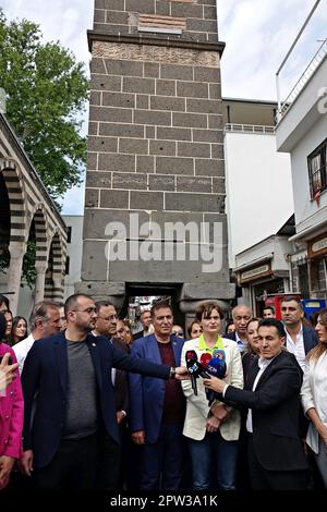 Diyarbakir, Turchia. 28th Apr, 2023. Canan Kaftancioglu, il presidente provinciale di Istanbul del Partito popolare Repubblicano (CHP), è visto parlare ai media. Partito popolare Repubblicano (CHP) il presidente provinciale di Istanbul Canan Kaftancioglu ha chiesto al popolo di Diyarbakir, la città più forte dell'opposizione curda, di sostenere sia il suo partito che il candidato presidenziale della CHP Kemal Kilicdaroglu in vista delle elezioni presidenziali del maggio 14 in Turchia. Credit: SOPA Images Limited/Alamy Live News Foto Stock