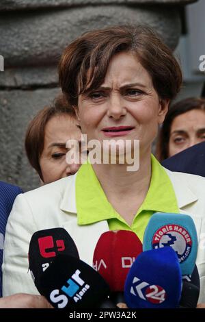 Diyarbakir, Turchia. 28th Apr, 2023. Canan Kaftancioglu, il presidente provinciale di Istanbul del Partito popolare Repubblicano (CHP), è visto parlare ai media. Partito popolare Repubblicano (CHP) il presidente provinciale di Istanbul Canan Kaftancioglu ha chiesto al popolo di Diyarbakir, la città più forte dell'opposizione curda, di sostenere sia il suo partito che il candidato presidenziale della CHP Kemal Kilicdaroglu in vista delle elezioni presidenziali del maggio 14 in Turchia. Credit: SOPA Images Limited/Alamy Live News Foto Stock