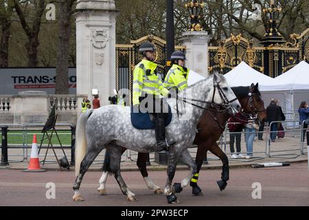 Londra, Regno Unito. 28th aprile 2023. Oggi è stata una giornata intensa a Londra, in quanto i preparativi per l'incoronazione di Re Carlo III sono ben in corso. L'enorme Union Jack e il Commonwealth Flags sono stati messi in su lungo il Mall. Anche le barriere della folla e gli stand televisivi erano in fase di installazione. E 'ora poco più di una settimana fino a quando si prevede che il Coronation e Londra sarà molto affollato con turisti e visitatori. Credit: Maureen McLean/Alamy Live News Foto Stock