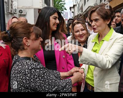 Diyarbakir, Turchia. 28th Apr, 2023. Canan Kaftancioglu, il presidente provinciale di Istanbul del Partito popolare Repubblicano (CHP), è visto chattare con le donne che ha incontrato per strada a Diyarbakir. Partito popolare Repubblicano (CHP) il presidente provinciale di Istanbul Canan Kaftancioglu ha chiesto al popolo di Diyarbakir, la città più forte dell'opposizione curda, di sostenere sia il suo partito che il candidato presidenziale della CHP Kemal Kilicdaroglu in vista delle elezioni presidenziali del maggio 14 in Turchia. (Foto di Mehmet Masum Suer/SOPA Images/Sipa USA) Credit: Sipa USA/Alamy Live News Foto Stock