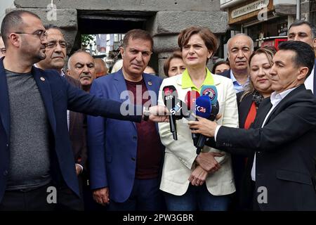 Diyarbakir, Turchia. 28th Apr, 2023. Canan Kaftancioglu, il presidente provinciale di Istanbul del Partito popolare Repubblicano (CHP), è visto parlare ai media. Partito popolare Repubblicano (CHP) il presidente provinciale di Istanbul Canan Kaftancioglu ha chiesto al popolo di Diyarbakir, la città più forte dell'opposizione curda, di sostenere sia il suo partito che il candidato presidenziale della CHP Kemal Kilicdaroglu in vista delle elezioni presidenziali del maggio 14 in Turchia. (Foto di Mehmet Masum Suer/SOPA Images/Sipa USA) Credit: Sipa USA/Alamy Live News Foto Stock