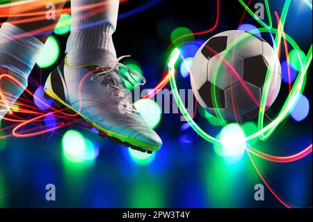 Giocatore di calcio pronto a calci la palla di calcio Foto Stock