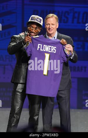 Il wide receiver dei Baltimore Ravens Zay Flowers detiene una maglia cerimoniale per la selezione del primo giro con il Commissario della NFL Roger Goodell durante il Draft NFL 2023 giovedì giorno 1 il 27 aprile 2023 presso Union Station a Kansas City, Missouri. (Max Siker / immagine dello sport) Foto Stock