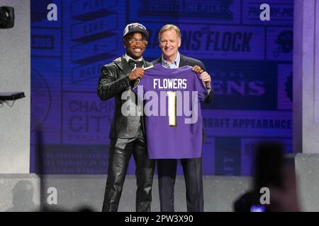 Il wide receiver dei Baltimore Ravens Zay Flowers detiene una maglia cerimoniale per la selezione del primo giro con il Commissario della NFL Roger Goodell durante il Draft NFL 2023 giovedì giorno 1 il 27 aprile 2023 presso Union Station a Kansas City, Missouri. (Max Siker / immagine dello sport) Foto Stock