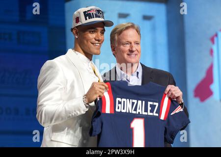 Il cornerback dei New England Patriots Christian Gonzalez detiene una maglia cerimoniale di selezione del primo giro del Draft NFL con il Commissario Roger Goodell durante il Draft NFL 2023 giovedì giorno 1 il 27 aprile 2023 presso Union Station a Kansas City, Missouri. (Max Siker / immagine dello sport) Foto Stock