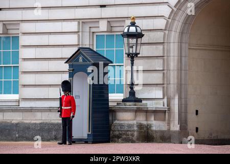 Londra, Regno Unito. 28th aprile 2023. Guardia di servizio a Buckingham Palace. Oggi è stata una giornata intensa a Londra, in quanto i preparativi per l'incoronazione di Re Carlo III sono ben in corso. L'enorme Union Jack e il Commonwealth Flags sono stati messi in su lungo il Mall. Anche le barriere della folla e gli stand televisivi erano in fase di installazione. E 'ora poco più di una settimana fino a quando si prevede che il Coronation e Londra sarà molto affollato con turisti e visitatori. Credit: Maureen McLean/Alamy Live News Foto Stock