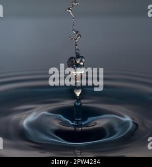 Fotografia ad alta velocità con gocce d'acqua - Splash art Foto Stock