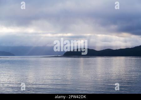 Sunbeam Sunrise lungo le isole di Inside Passage Cruise, British Columbia, Canada. Foto Stock