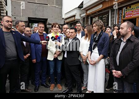 Diyarbakir, Turchia. 28th Apr, 2023. Canan Kaftancioglu, il presidente provinciale di Istanbul del Partito popolare Repubblicano (CHP), è visto parlare ai media. Partito popolare Repubblicano (CHP) il presidente provinciale di Istanbul Canan Kaftancioglu ha chiesto al popolo di Diyarbakir, la città più forte dell'opposizione curda, di sostenere sia il suo partito che il candidato presidenziale della CHP Kemal Kilicdaroglu in vista delle elezioni presidenziali del maggio 14 in Turchia. Credit: SOPA Images Limited/Alamy Live News Foto Stock