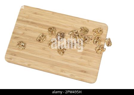 alcune noci sgusciate sul tavolo di legno su sfondo trasparente Foto Stock