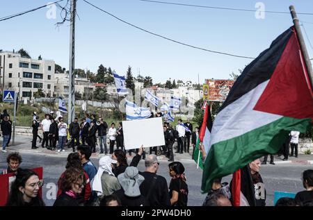 Gerusalemme est, Israele. 28th Apr, 2023. I dimostranti della destra israeliana e i dimostranti della sinistra israeliana si trovano di fronte l'uno all'altro durante la manifestazione settimanale nel quartiere di Sheikh Jarrah. Una manifestazione contro lo sfratto dei palestinesi dalle loro case nel quartiere di Sheikh Jarrah, nell'annessa Gerusalemme est israeliana. Credit: SOPA Images Limited/Alamy Live News Foto Stock