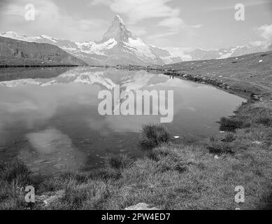 Questa serie di immagini si riferiscono alle montagne vicine alla località turistica svizzera di Zermatt, che si trovano qui nel laghetto alpino di Sellisee e che si affaccia sul Cervino Foto Stock