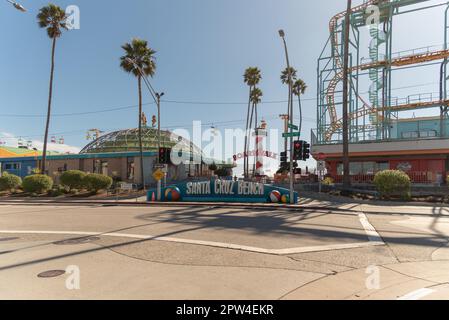 Santa Cruz, California, USA - febbraio 04, 2023: Segno di Santa Cruz Beach Boardwalk, il più antico parco divertimenti della California sopravvissuto offre una varietà di Foto Stock
