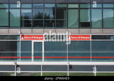 BOLOGNA, ITALIA - CIRCA SETTEMBRE 2022: Cartello bancario Banca di Bologna Foto Stock