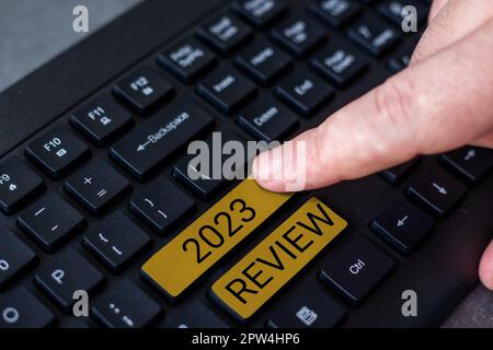 Visualizzazione concettuale 2023 Revisione, Word per vedere eventi o azioni importanti che hanno fatto l'anno precedente Foto Stock