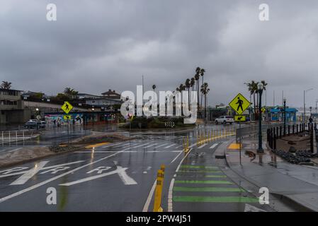 Santa Cruz Boardwalk e intorno al giorno dopo la tempesta di bomba, strade grigie e vuote, distruzione e alte maree. Foto Stock