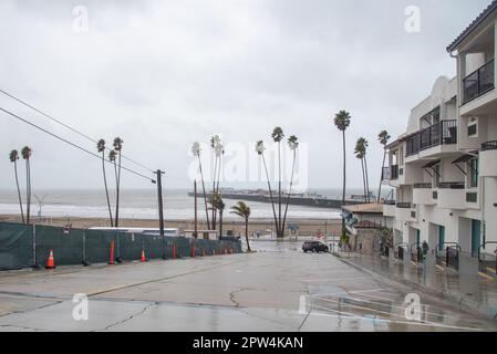 Santa Cruz Boardwalk e intorno al giorno dopo la tempesta di bomba, strade grigie e vuote, distruzione e alte maree. Foto Stock