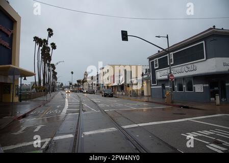 Santa Cruz Boardwalk e intorno al giorno dopo la tempesta di bomba, strade grigie e vuote, distruzione e alte maree. Foto Stock