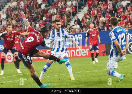 Pamplona, Spagna. 28th Apr, 2023. Sport. Football/Soccer.Chimy Avila (9. CA Osasuna), brais Mendez (23. Real Sociedad) e Aihen Munoz (12. Real Sociedad) durante la partita di calcio della Liga Santander tra CA Osasuna e Real Sociedad giocato allo stadio El Sadar di Pamplona (Spagna) il 28 aprile 2023. Credit: Inigo Alzugaray/CordonPress Credit: CORDON PRESS/Alamy Live News Foto Stock