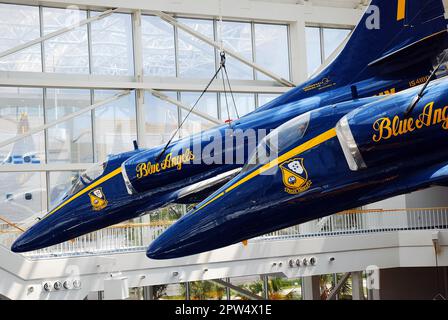 F A 18 Hornets Blue Angels sono sospesi sopra la lobby e l'atrio del Museo Nazionale dell'Aviazione Navale a Pensacola, Florida Foto Stock