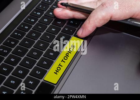 Scrittura a mano di testo argomenti caldi, soggetto di foto concettuale che molta gente sta discutendo e discutendo Foto Stock